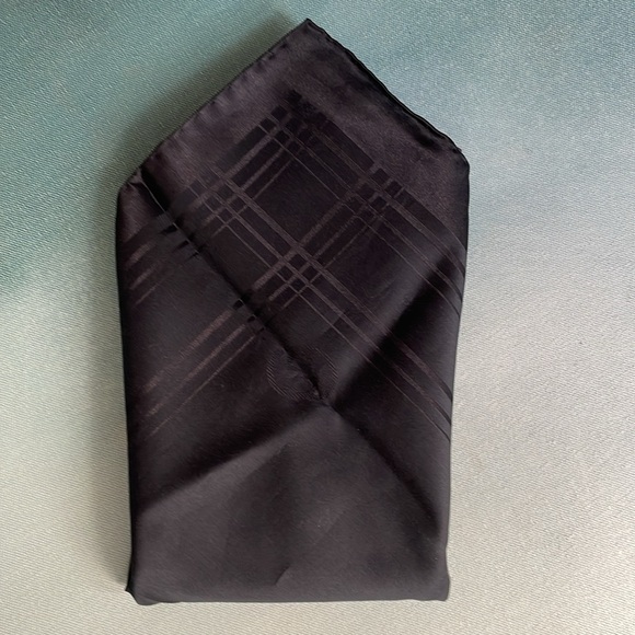 Authentic Gucci Pocket Square - Picture 2 of 12